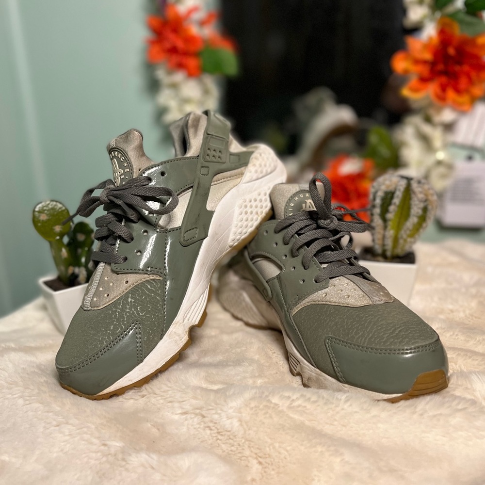 Im selling women’s shoes. Nike Air Huarache. In good condition.